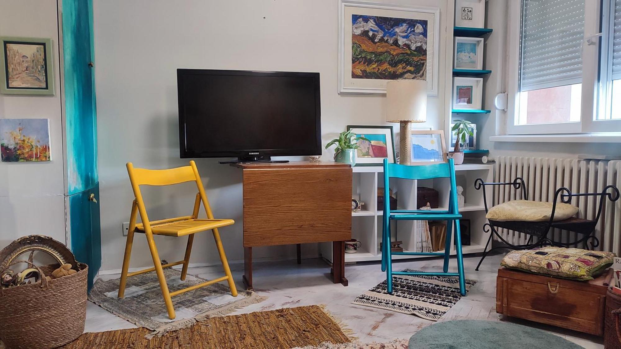 Blue Sparrow, Center Apartment *