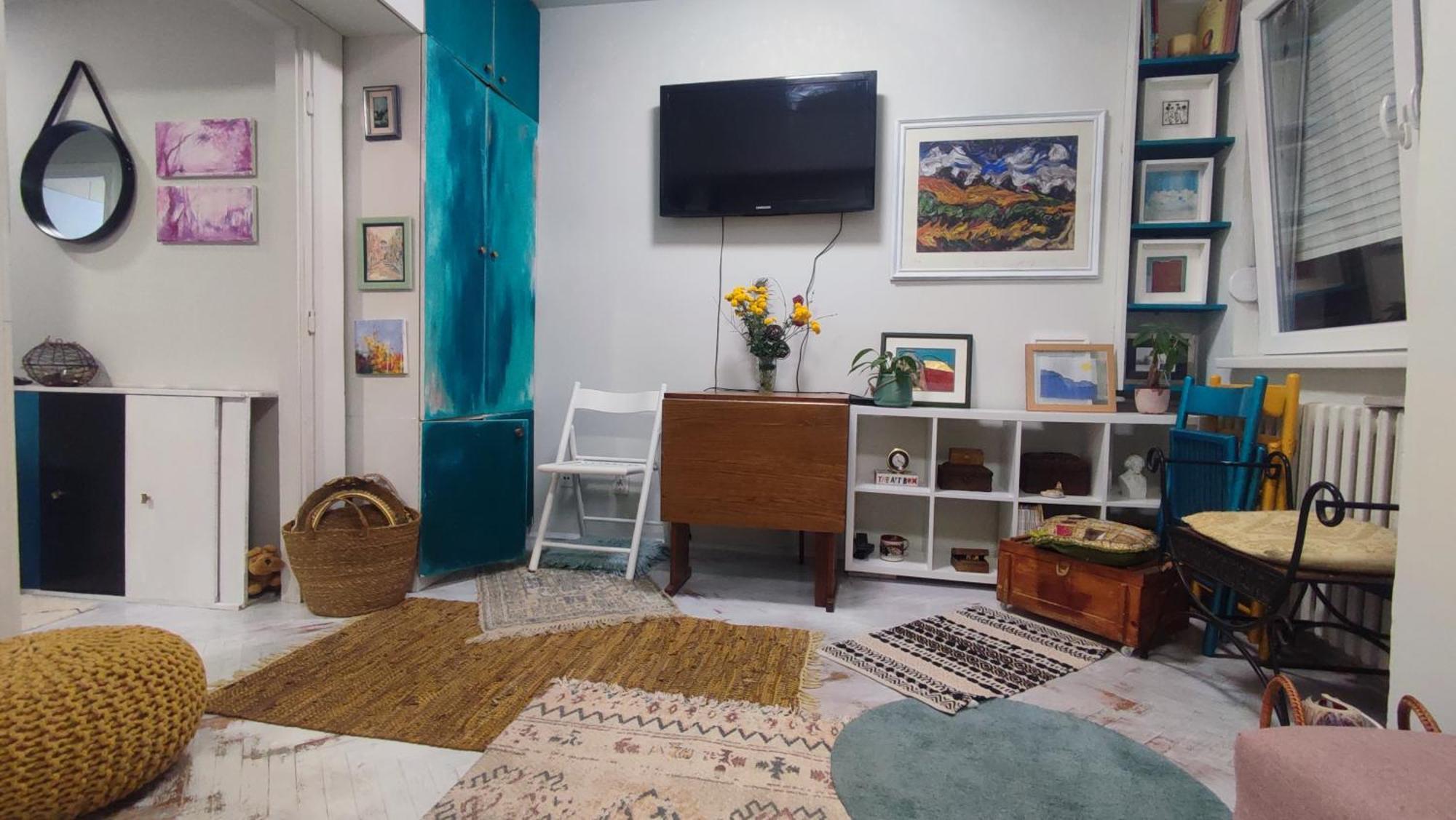 Apartment Blue Sparrow, Center