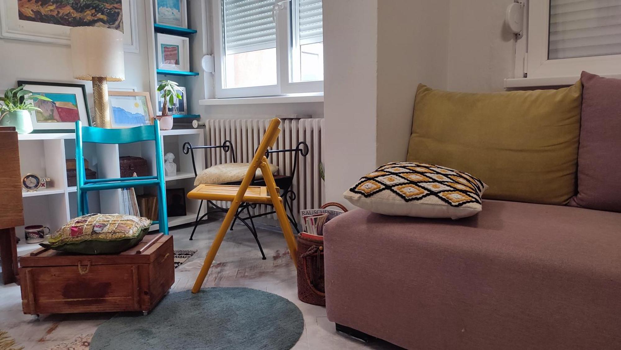 Apartment Blue Sparrow, Center