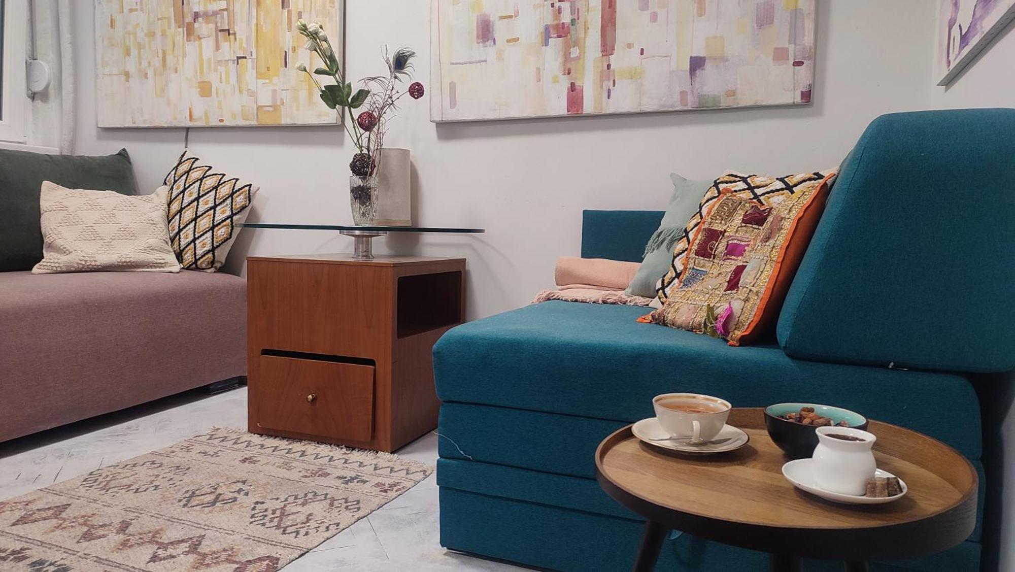 Blue Sparrow, Center Apartment
